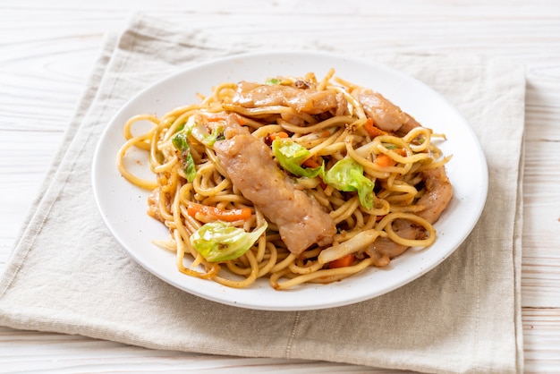 stir-fried yakisoba noodle with pork