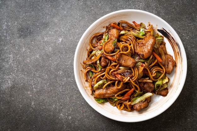 stir-fried yakisoba noodle with pork