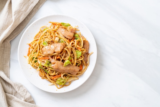 stir-fried yakisoba noodle with pork