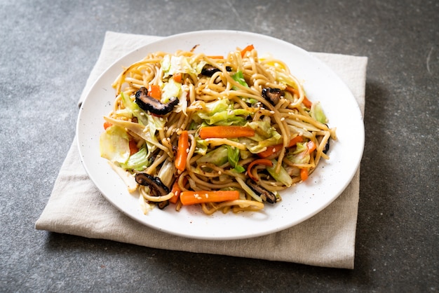 stir-fried yakisoba noodle with vegetable