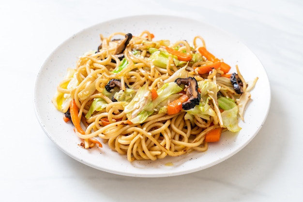 stir-fried yakisoba noodle with vegetable