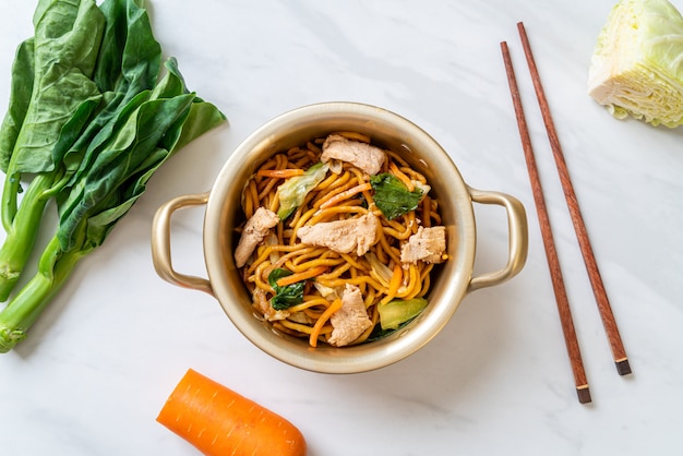 stir-fried yakisoba noodles with chicken