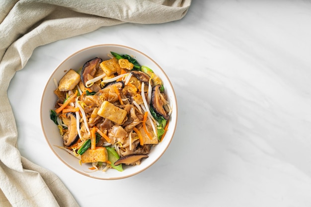 Stirfried noodles with tofu and vegetables