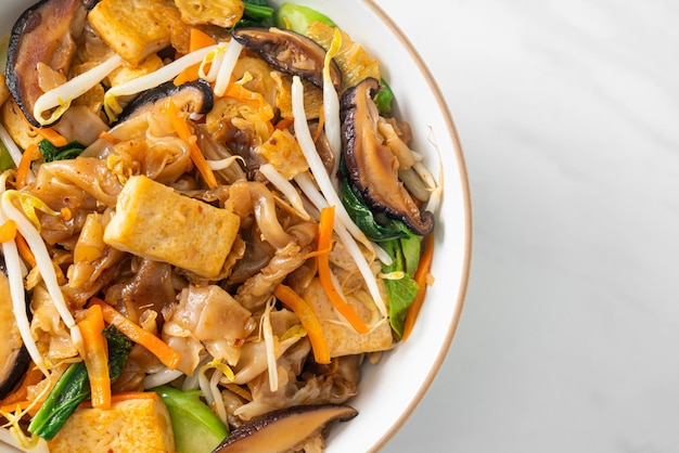 Stirfried noodles with tofu and vegetables