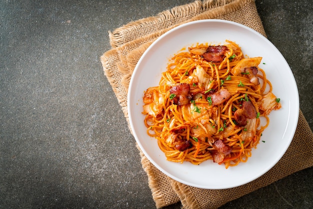 Stirfried spaghetti with kimchi and bacon