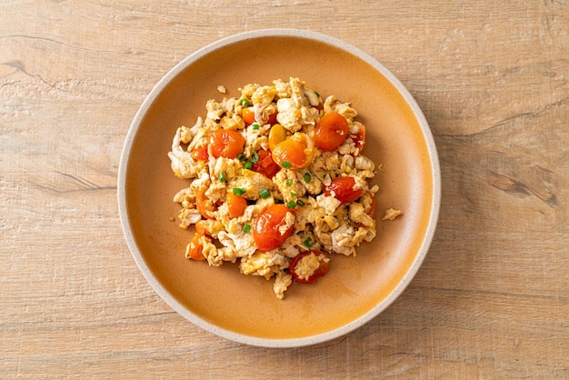 Stirfried tomatoes with egg on plate