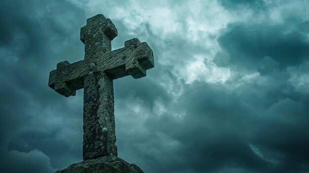 Photo stone cross silhouetted against dramatic cloudy sky