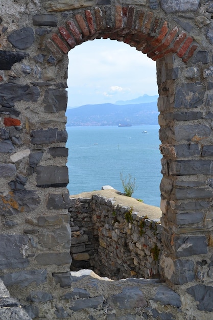 Photo stone wall by sea against sky