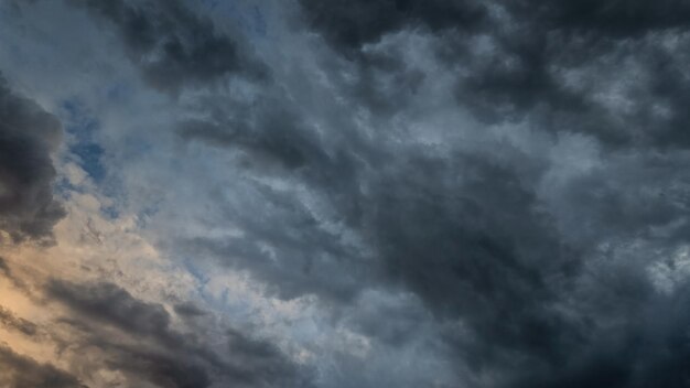 Photo stormy sky with dramatic dark clouds