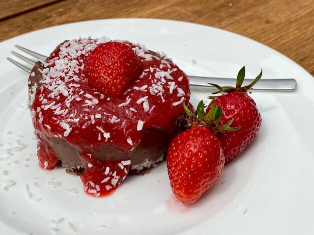 Photo strawberry chocolate tartelette on a white plate