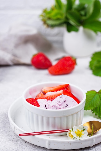 Photo strawberry ice cream in white bowl