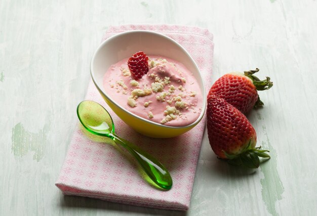 Strawberry mousse with white chocolate