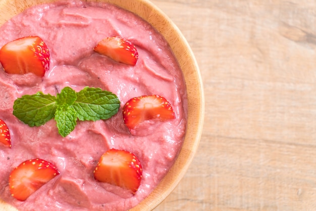 strawberry smoothies bowl