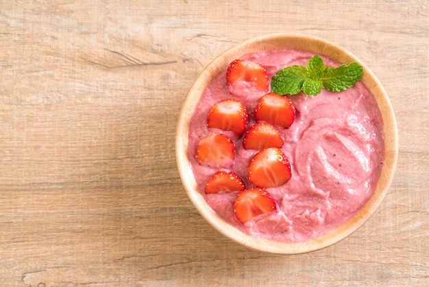 strawberry smoothies bowl