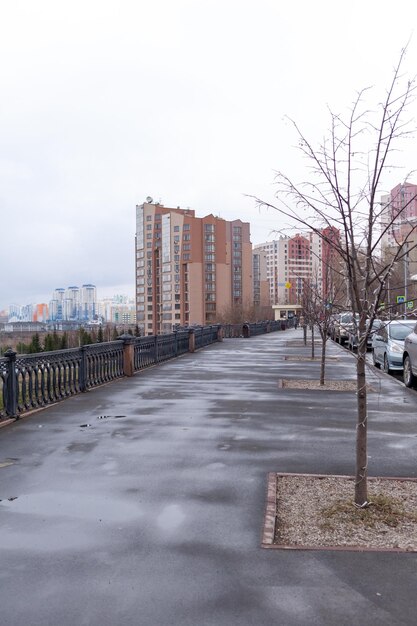 A street with cars and a building in the background