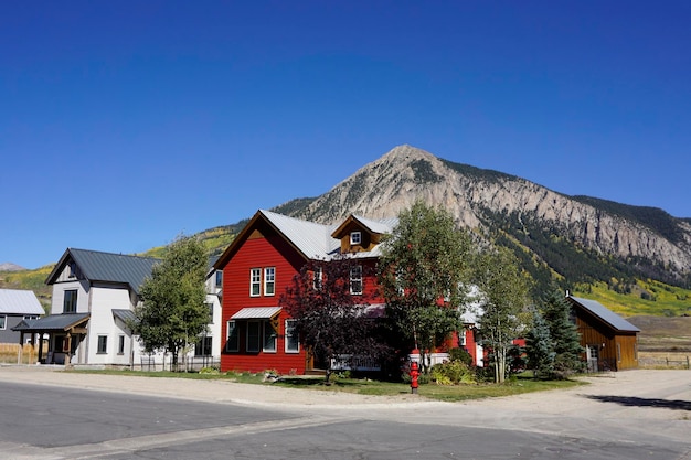 Streetview of red and gray houses with mountains in the background