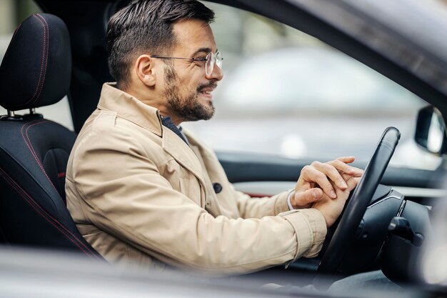 Photo an stressed elegant man is hoking in his car while sitting in his car in traffic jam