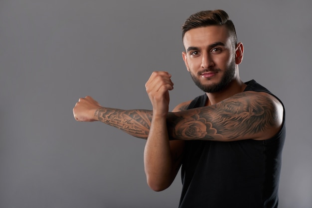 Photo stretching fit young man