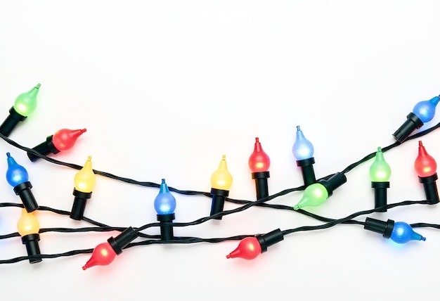 Photo a string of christmas lights with a white background