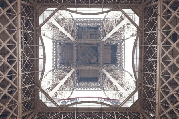 Photo structural view of the eiffel tower in paris france photographed from directly below