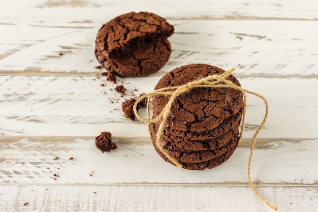 Photo stuck of chocolate brownie cookies on wooden background. homemade fresh pastry.