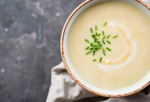 Photo stunning a bowl of creamy potato leek soup with chives on top