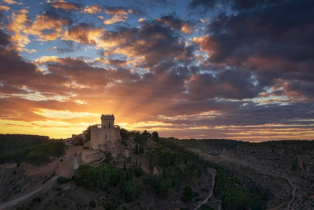 Photo stunning sunset over the alarcon castle cuenca from the alarcon viewpoint