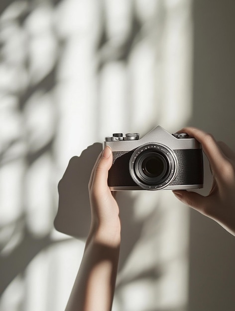 Photo stylish camera in natural light photography enthusiasts hands with shadow play