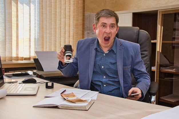 Photo a stylish man in a suit is confidently holding a phone in his hand possibly engaged in an important call or checking messages