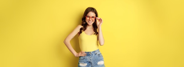 Photo stylish pretty woman posing in sunglasses and summer clothes looking happy and carefree concept of v