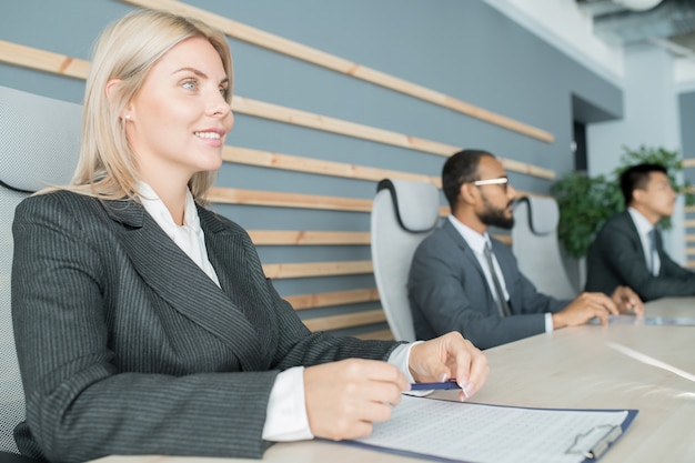 Photo successful business lady at conference