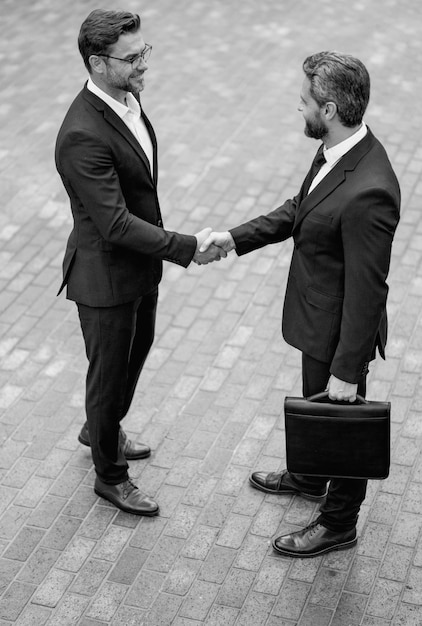 Photo successful teamwork business people shaking hands business men in suit shaking hands outdoors business idea business man relationships with client collaboration and teamwork partnership