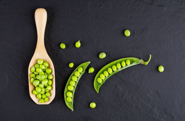 Photo sugar snap peas with mint on a rustic wood background