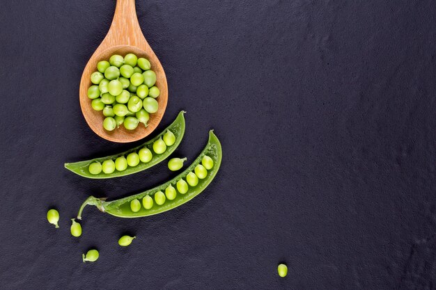 Photo sugar snap peas with mint on a rustic wood background