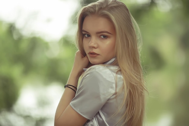 Photo summer beautiful young blonde in the park