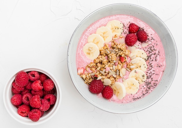 Photo summer fancy breakfast with raspberry and banana