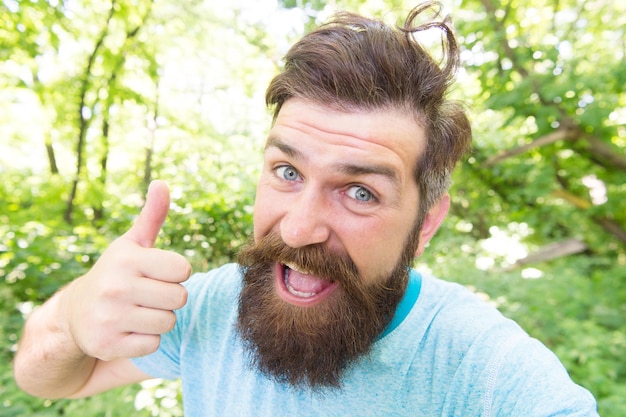 Photo summer fun bearded guy in park forest bearded hipster crazy bearded mature man in natural environment brutal male leisure hipster with long beard emotional face close up nature background