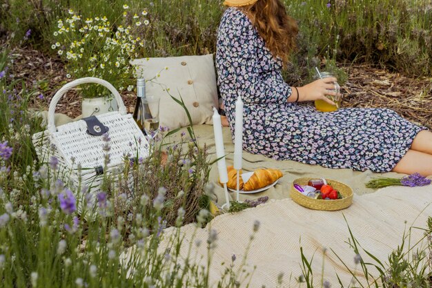 Photo summer picnic with wine and cheese in the lavender field outdoors sunset light