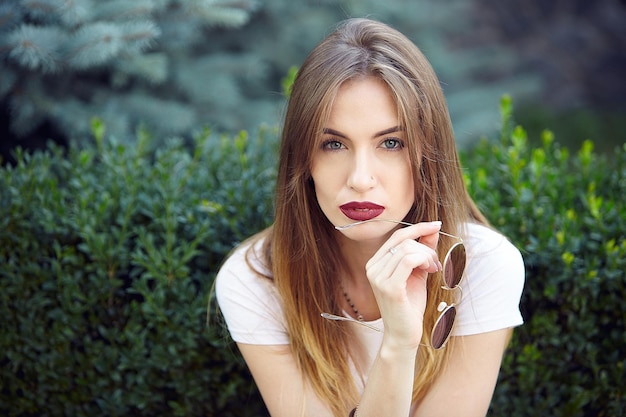 Photo summer portrait of a beautiful girl