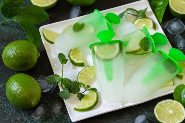 Photo summer refreshing homemademojito popsicles with lime juice