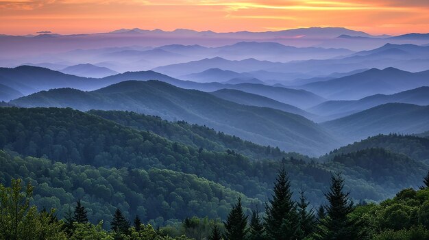 Photo the sun sets over a mountain range