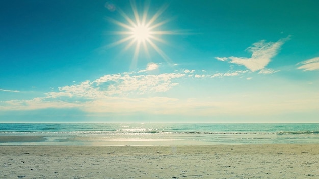 Photo the sun shines on the beach