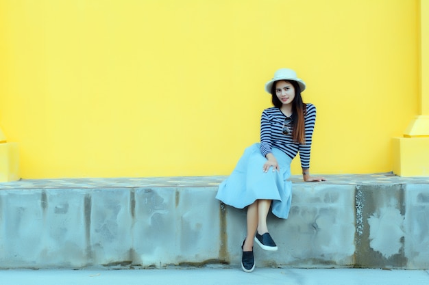 Sunny lifestyle fashion portrait of young stylish hipster woman.