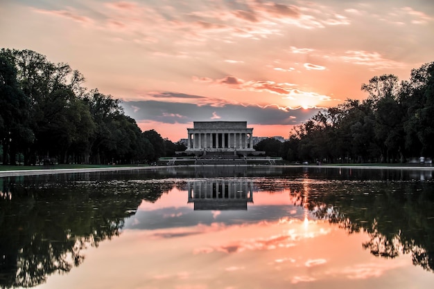 Photo sunrise at the lincoln memorial in washington dc