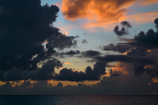 Photo sunrise sea on tropical beach landscape of beautiful beach beautiful sunset at sea ocean sunset on sky background with colorful clouds clouds over the sea sunrise ocean wave