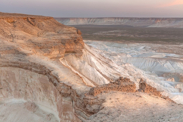 Photo sunrise over ustyurt plateau. district of boszhir. the bottom of a dry ocean tethys