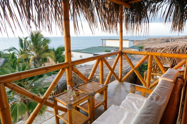 Photo sunset on the beach through a palm tree vichayito peru