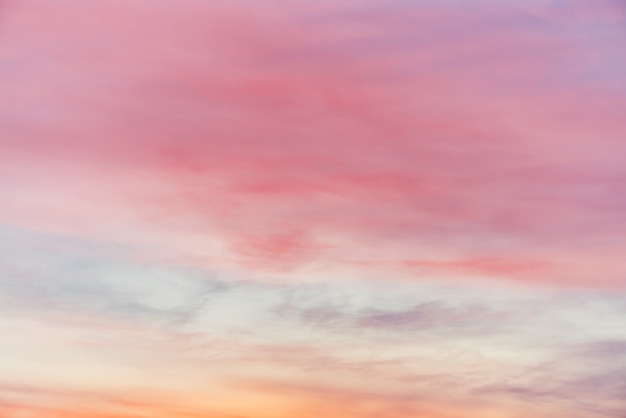 Photo sunset sky with pink yellow light clouds. colorful smooth blue sky gradient. natural background of sunrise. amazing heaven at morning. slightly cloudy evening atmosphere. wonderful weather on dawn.