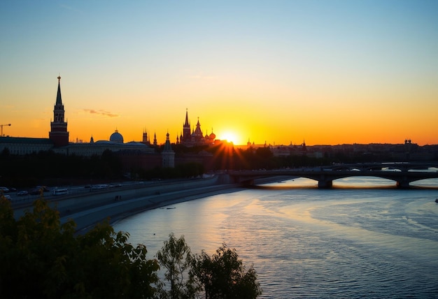 Photo a sunset view of a city with a bridge and a river