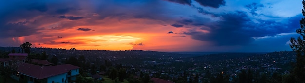 Photo a sunset view from the top of a hill